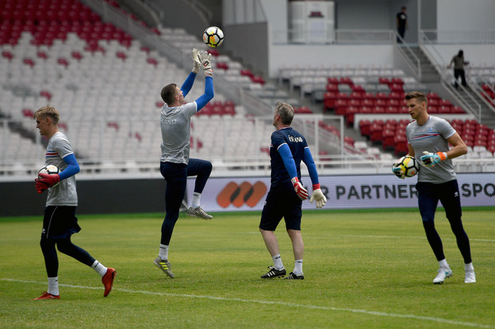 Tiga penjaga gawang Timnas Islandia melakukan latihan ringan dipandu seorang pelatih.