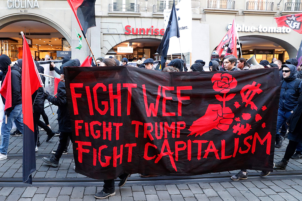 Massa anti-kapitalis menggelar long march di Bern, Swiss.

