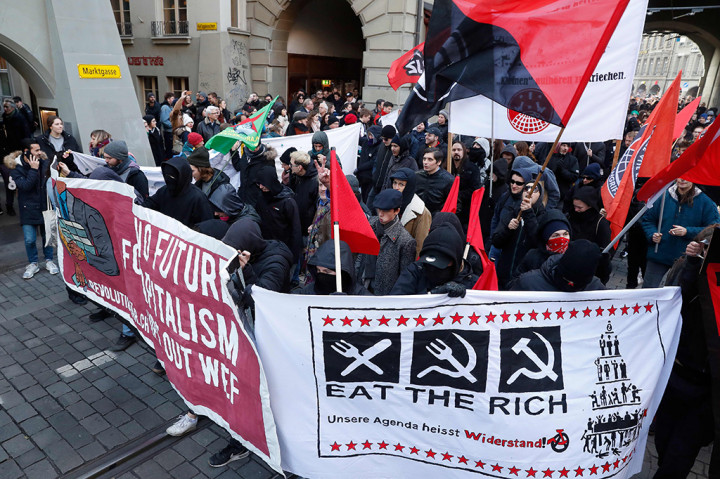 Massa menolak rencana kedatangan Presiden AS Donald Trump di World Economic Forum, yang akan digelar pada 22-26 Januari 2017 mendatang.