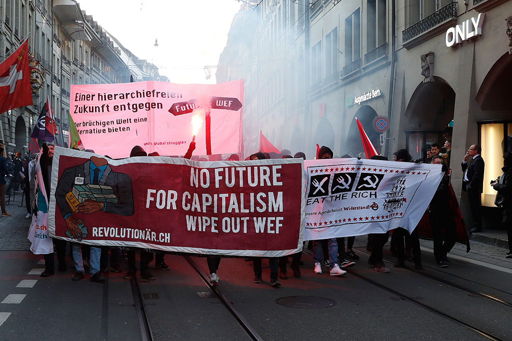 Dalam aksinya massa melakukan gerak jalan melintasi gedung parlemen Swiss sambil membentangkan spanduk dan poster. Dalam spanduk tersebut tertulis 