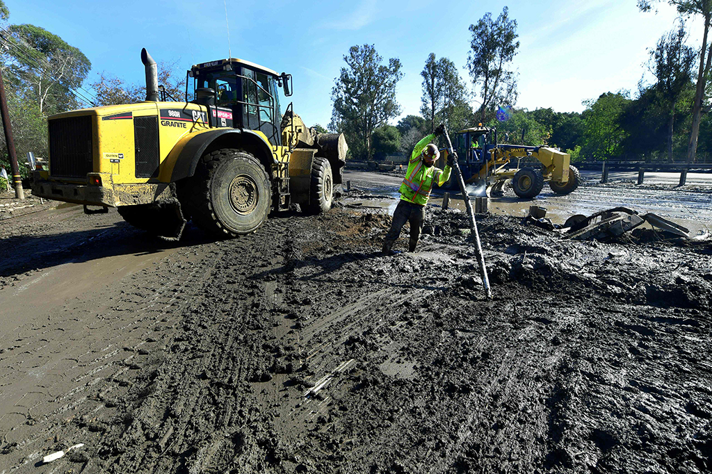 Pascaterjadinya bencana tanah longsor dan badai musim dingin di California Selatan, petugas membersihkan sisa longsoran. 
