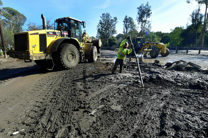 Pascaterjadinya bencana tanah longsor dan badai musim dingin di California Selatan, petugas membersihkan sisa longsoran. 
