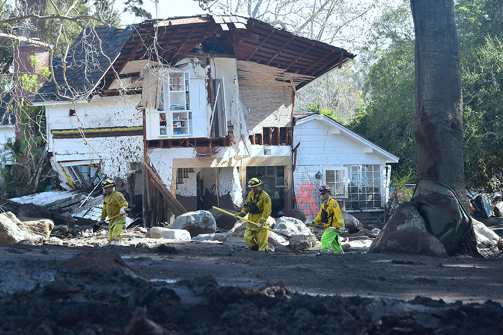 Rumah-rumah rusak dan ribuan orang dievakuasi.