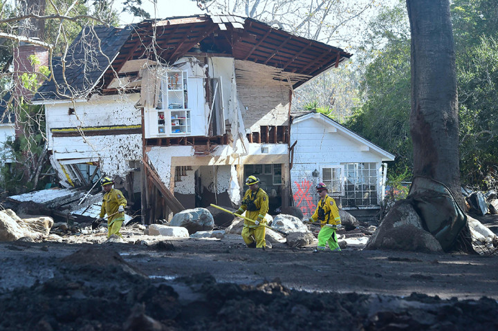 Rumah-rumah rusak dan ribuan orang dievakuasi.