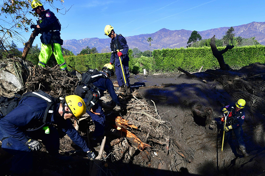 Petugas terus berusaha membersihkan puing sisa-sisa bencana.