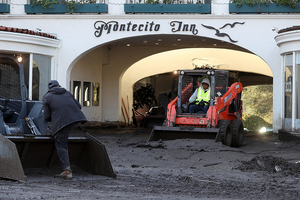 Tebalnya lumpur yang tertinggal di jalanan.
