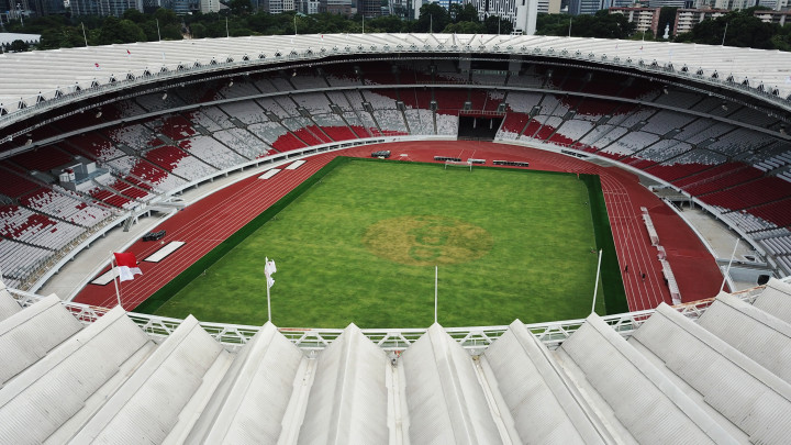 Tidak bisa ditawar bahwa model atap dilarang keras diubah modelnya. Maka kontruksi tiang-tiang baja penyangganya yang diremajakan dan diperkuat.