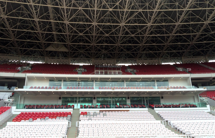 Tribun VVIP dan papan skor serta penunjuk waktu ana-digi di sisi barat serta timur adalah detail vintage yang dipertahankan. Kaca tahan peluru tribun VVIP diperbaharui.
