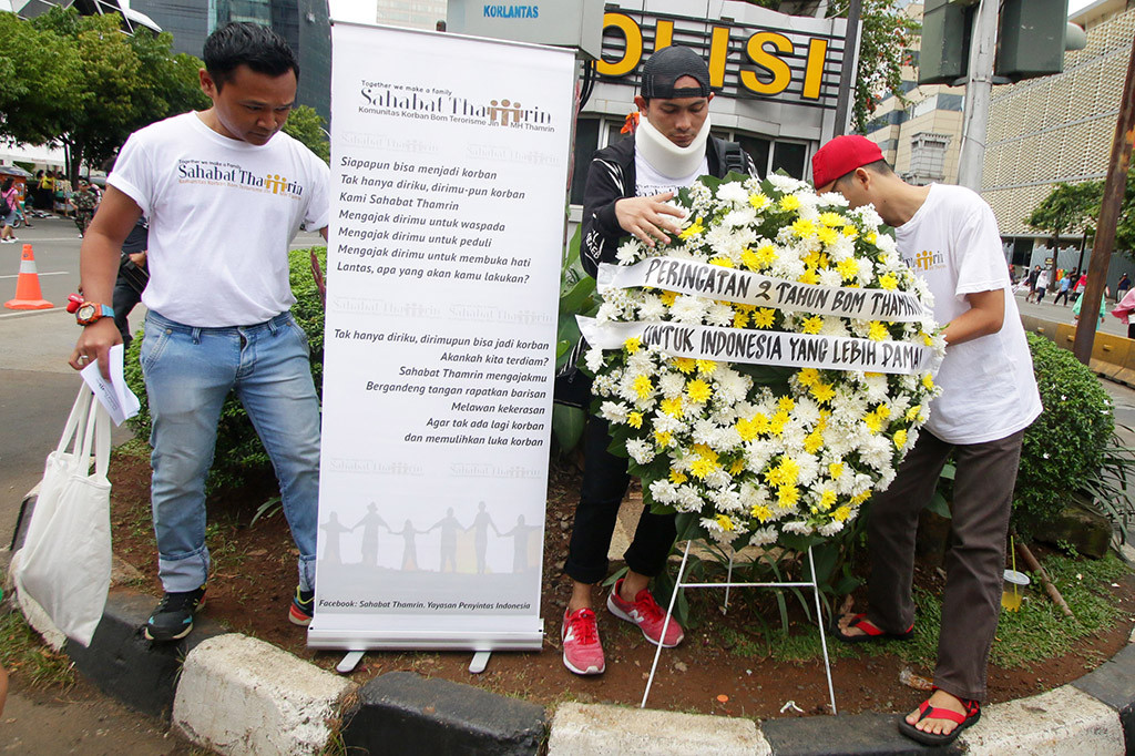 Sejumlah korban dan keluarga korban bom Thamrin meletakkan karangan bunga di lokasi terjadinya ledakan bom di Jalan M.H. Thamrin, Jakarta. ANTARA/Rivan Awal Lingga