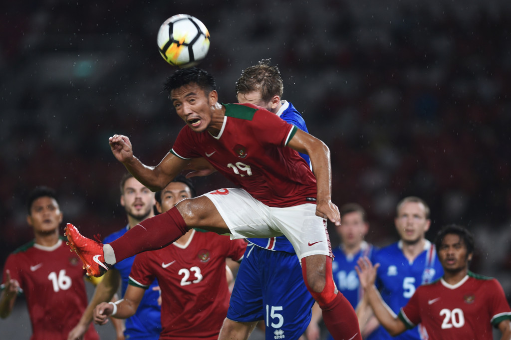 Bayu Pradana (depan) menyundul bola mendahului pemain Islandia Andre Runnar Bjarnasson (belakang). Di babak dua Islandia melesakkan tiga gol ke gawang Indonesia tanpa balas.