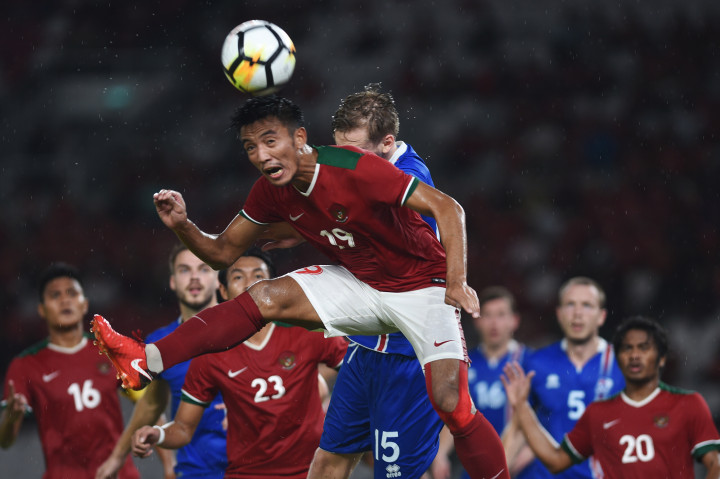 Bayu Pradana (depan) menyundul bola mendahului pemain Islandia Andre Runnar Bjarnasson (belakang). Di babak dua Islandia melesakkan tiga gol ke gawang Indonesia tanpa balas.