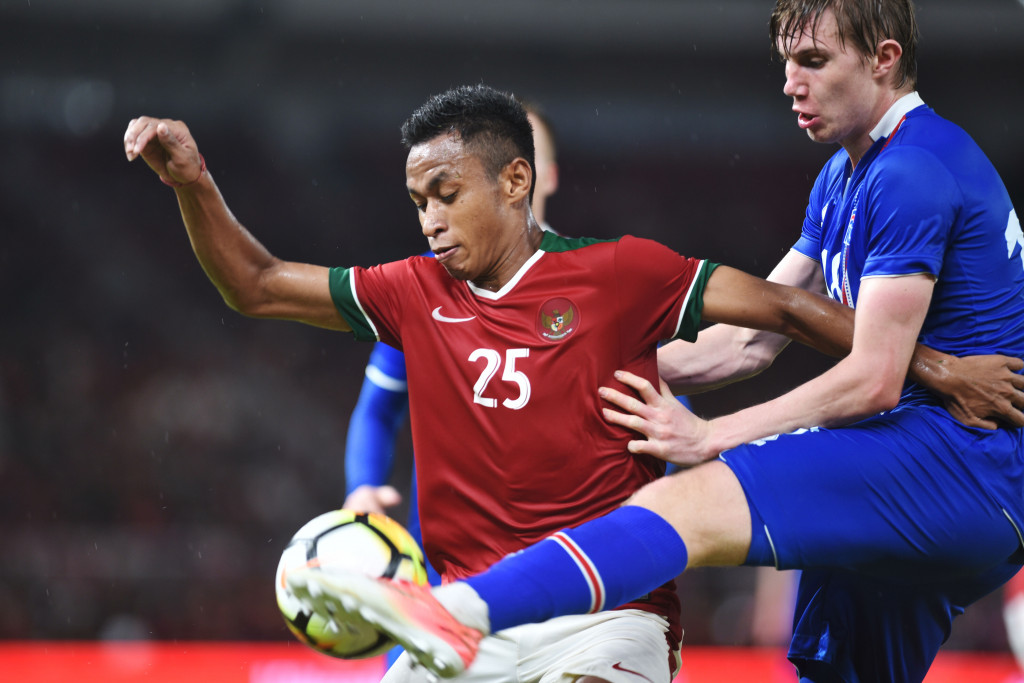 Osvaldo Ardiles Haay (kiri) berebut bola dengan pemain Islandia Felix Orn Fridriksson (kanan). Di babak dua, stamina pesepak bola menurun drastis.