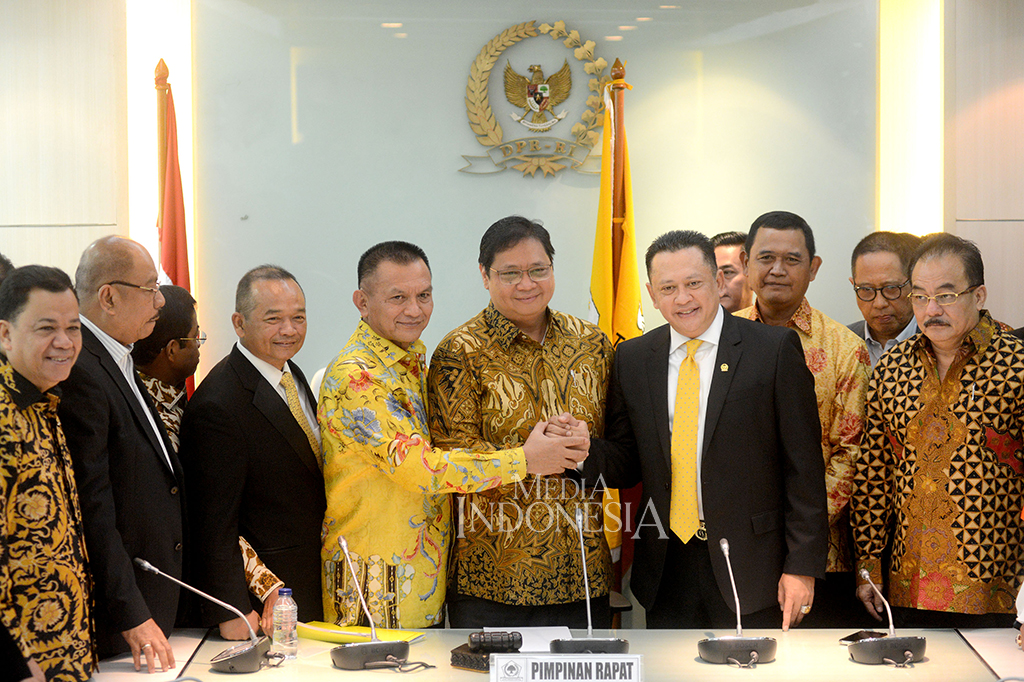 Ketua Umum Partai Golkar Airlangga Hartarto (tengah) bersama Ketua DPR Bambang Soesatyo dan pimpinan fraksi partai Golkar seusai pengumuman dirinya di ruang Fraksi Partai Golkar, Gedung Nusantara I, Kompleks Parlemen Senayan, Jakarta. MI/Susanto