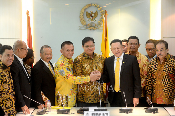 Ketua Umum Partai Golkar Airlangga Hartarto (tengah) bersama Ketua DPR Bambang Soesatyo dan pimpinan fraksi partai Golkar seusai pengumuman dirinya di ruang Fraksi Partai Golkar, Gedung Nusantara I, Kompleks Parlemen Senayan, Jakarta. MI/Susanto