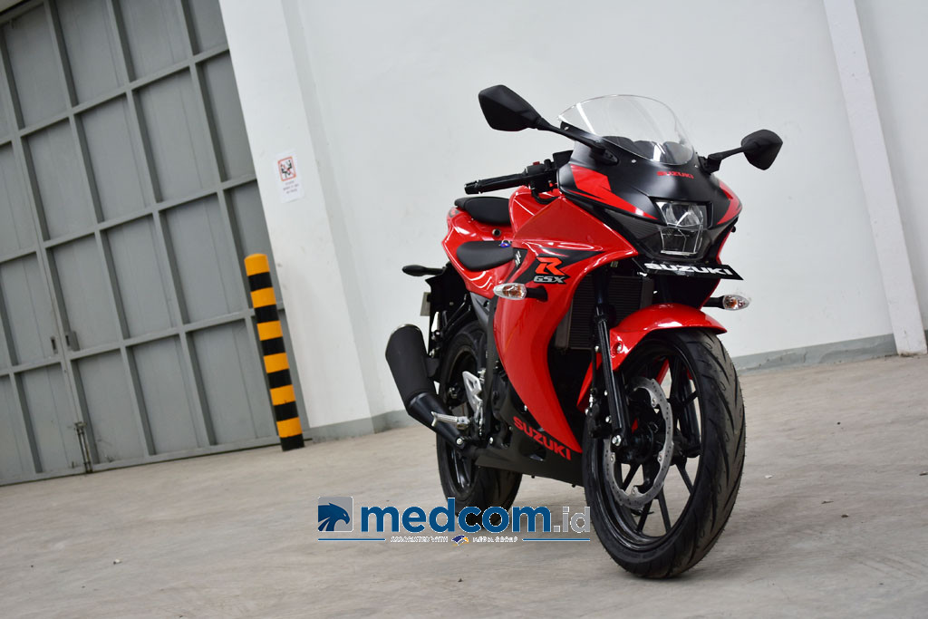 GSX-R150 Shuttered Key Sustem hanya tersedia warna merah, putih dan hitam doff. Anak kunci berbeda dengan milik GSX-S150.
