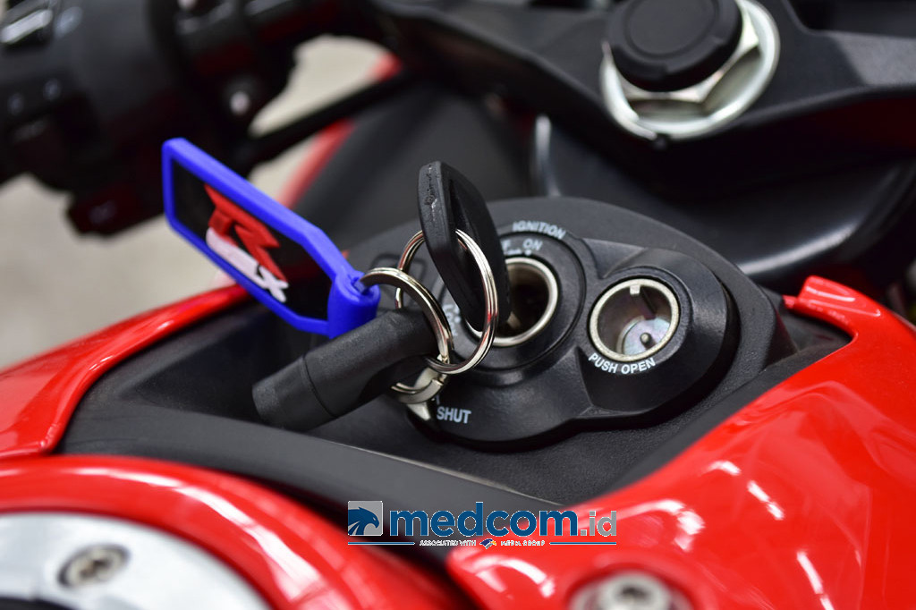 Pembuka magnet terpisah dari anak kunci demi alasan safety.