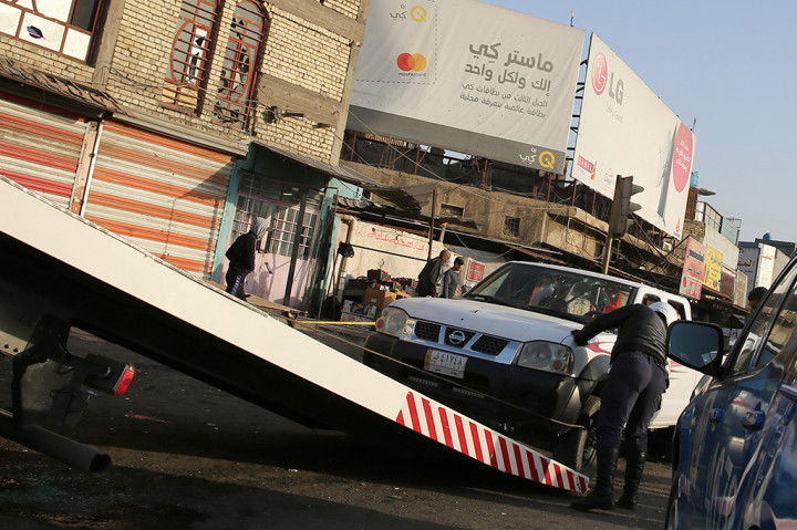 Dua pengebom bunuh diri meledakkan diri mereka di Tayyaran Square di Baghdad tengah. 