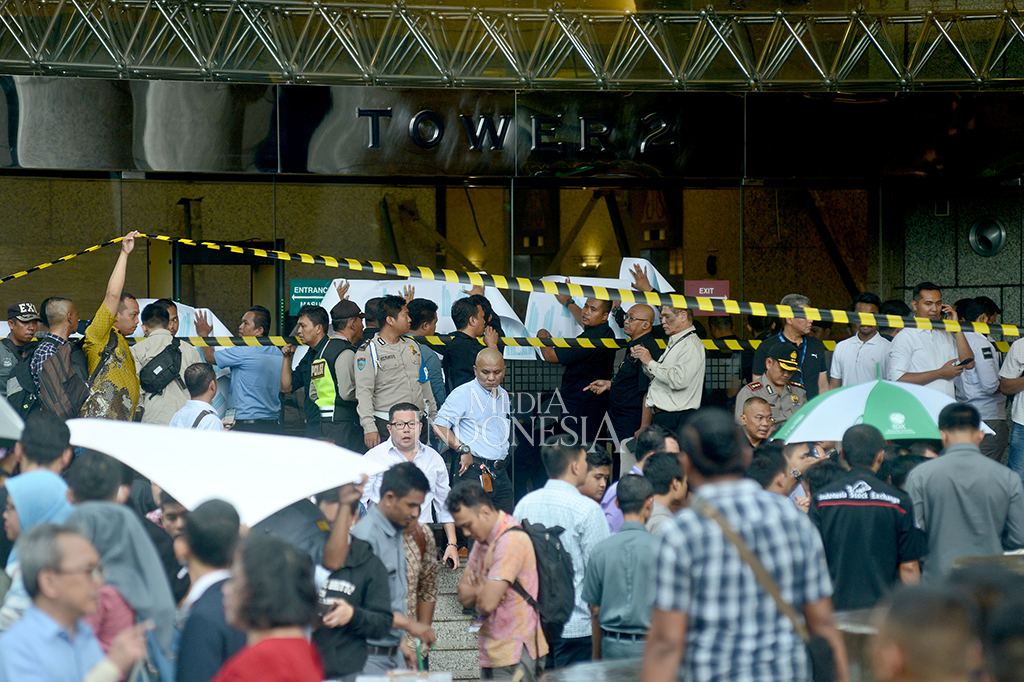 Suasana saat ambruknya selasar lobyy gedung Bursa Efek Indonesia, Senayan, Jakarta.