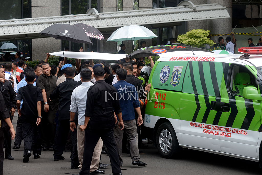 Korban dibawa ke dua rumah sakit: RS Siloam, Semanggi, dan RS TNI Angkatan Laut dr. Mintoharjo. Korban luka yang dibawa ke RS Siloam sebanyak 31 orang. Satu korban dipastikan patah tulang.