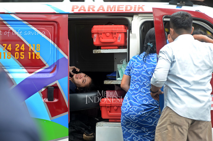 Seorang korban luka-luka dievakuasi ke kendaraan paramedik akibat ambruknya selasar lobyy gedung Bursa Efek Indonesia, Senayan, Jakarta.