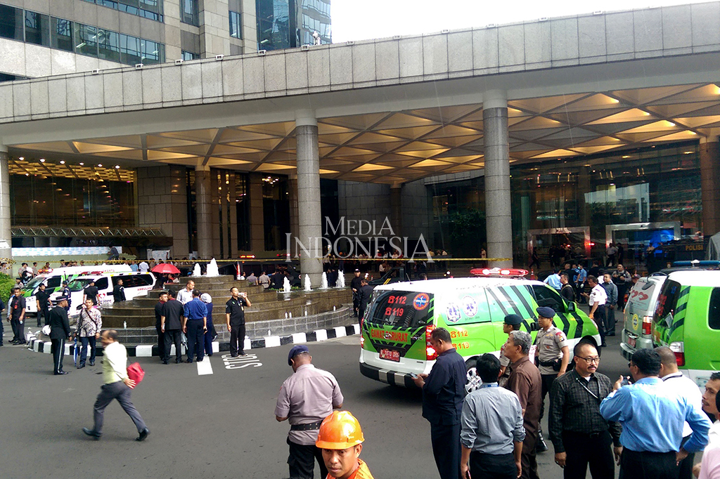 Dari pantauan di lokasi, sejumlah ambulans masih membawa para korban ke beberapa rumah sakit. Polisi masih fokus mengevakuasi korban.