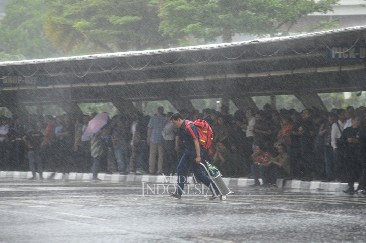 Selang beberapa lama melakukan evakuasi, hujan mengguyur kawasan SCBD dan tindakan evakuasi dilakukan secara cepat.