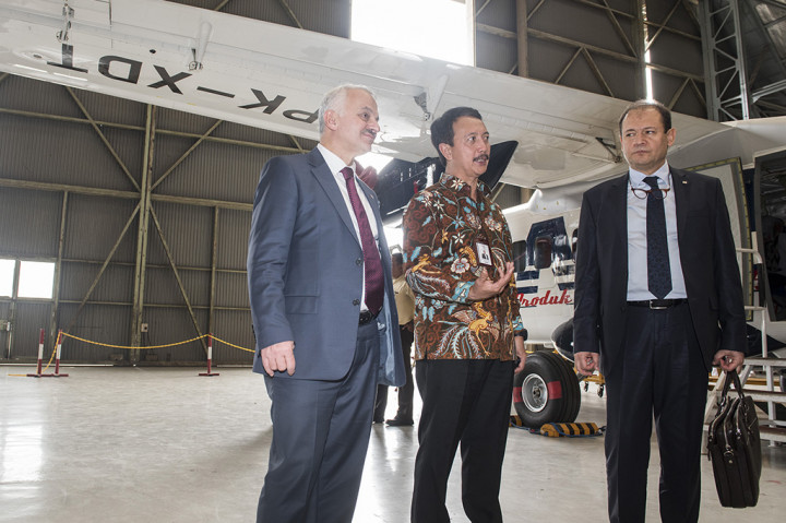 Direktur Utama PT Dirgantara Indonesia (Persero) Elfien Goentoro (tengah) berbincang dengan President dan CEO Turkish Aerospace Industries Inc. (TAI) Temel Kotil (kiri) dan Vice President Corporate Marketing and Communications Turkish Aerospace Industries, Inc. (TAI) Tamer Ozmen saat meninjau pesawat N219 Nurtanio di Hanggar Assembly Line N219, Bandung, Jawa Barat.