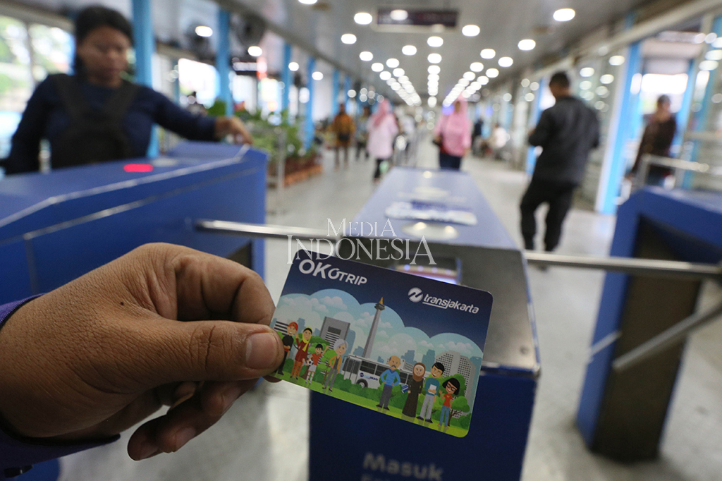 PT Transjakarta melakukan uji coba program One Karcis One Trip (OK Otrip) yang merupakan sistem transportasi terintegrasi.