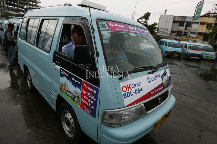 Mikrolet dengan fasilitas OK Otrip (One Karcis One Trip) jurusan Kampung Melayu-Duren Sawit menunggu penumpang di Terminal Kampung Melayu, Jakarta Timur.