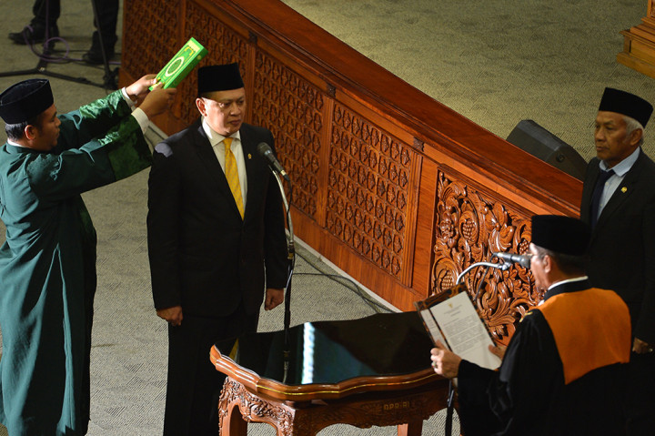 Pengucapan sumpah jabatan dituntun oleh Ketua Mahkamah Agung Hatta Ali.