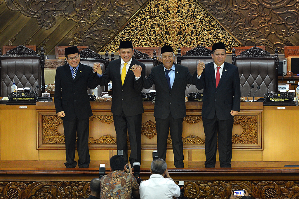 Rapat dihadiri 3 Wakil Ketua DPR, yakni Fahri Hamzah, Taufik Kurniawan, dan Agus Hermanto. Fadli Zon absen. Rapat dipimpin oleh Agus Hermanto.
