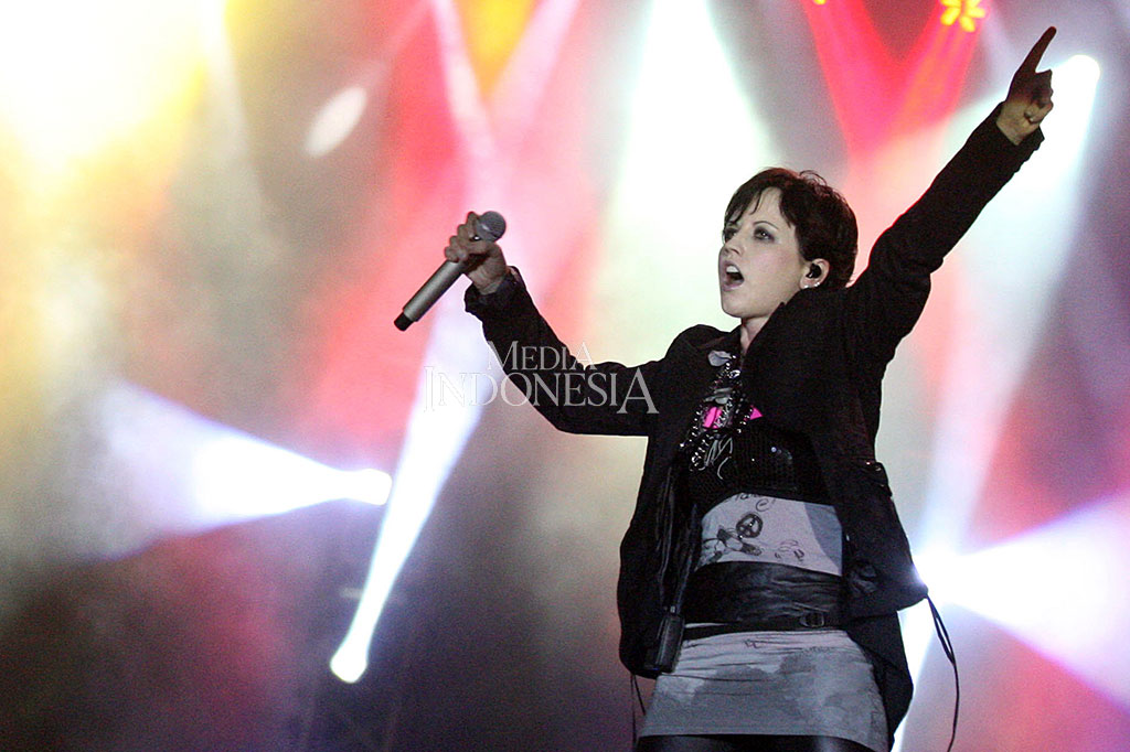 The Cranberries mencapai kesuksesan internasional pada 1990-an dengan album debut mereka 'Everyone Else is Doing it, So Why Can not We?'. Hits andalan mereka di antaranya Linger, Zombie, Animal Instinct, Ode to My Family dan lainnya. The Cranberries terakhir merilis album berjudul 'Something Else' pada 2017. MI/Ramdani