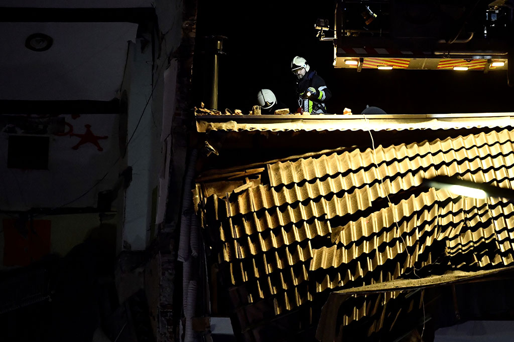 Petugas terus menyisir puing-puing dan lokasi ledakan sepanjang malam untuk mencari korban lainnya. 