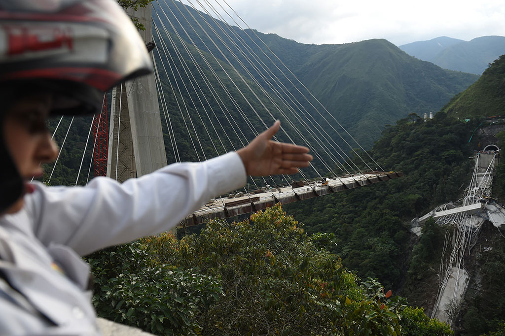 Seorang warga menunjukkan jembatan yang runtuh di Kota Guayabetal, Provinsi Cundinamara, Kolombia, Senin, 15 Januari 2018 waktu setempat.