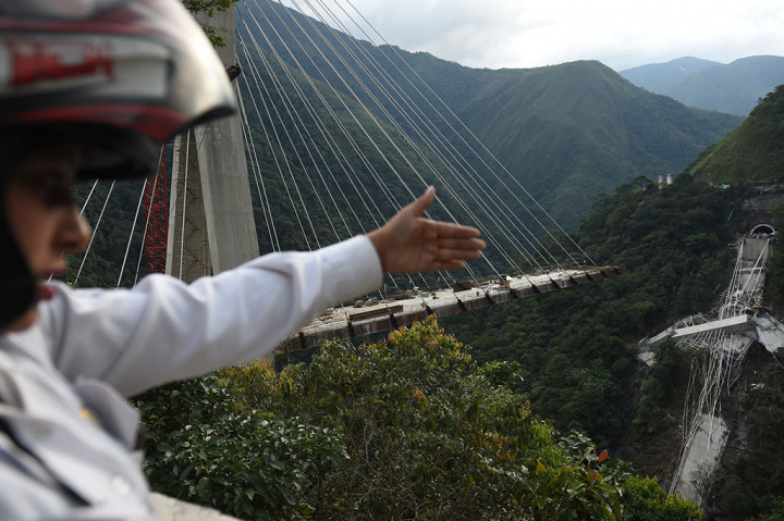 Seorang warga menunjukkan jembatan yang runtuh di Kota Guayabetal, Provinsi Cundinamara, Kolombia, Senin, 15 Januari 2018 waktu setempat.