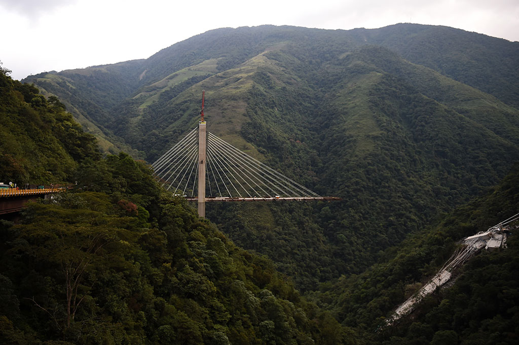 Struktur jembatan yang tengah dalam proses pengerjaan tersebut tiba-tiba runtuh saat sekitar 35 atau 40 pekerja ada di lokasi tersebut. 