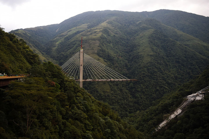 Struktur jembatan yang tengah dalam proses pengerjaan tersebut tiba-tiba runtuh saat sekitar 35 atau 40 pekerja ada di lokasi tersebut. 