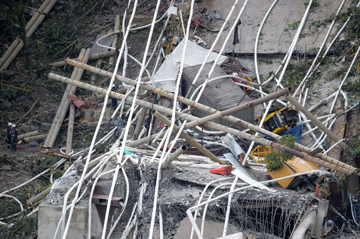 Sedikitnya 10 orang tewas sementara beberapa lainnya luka-luka akibat runtuhnya jembatan tersebut.