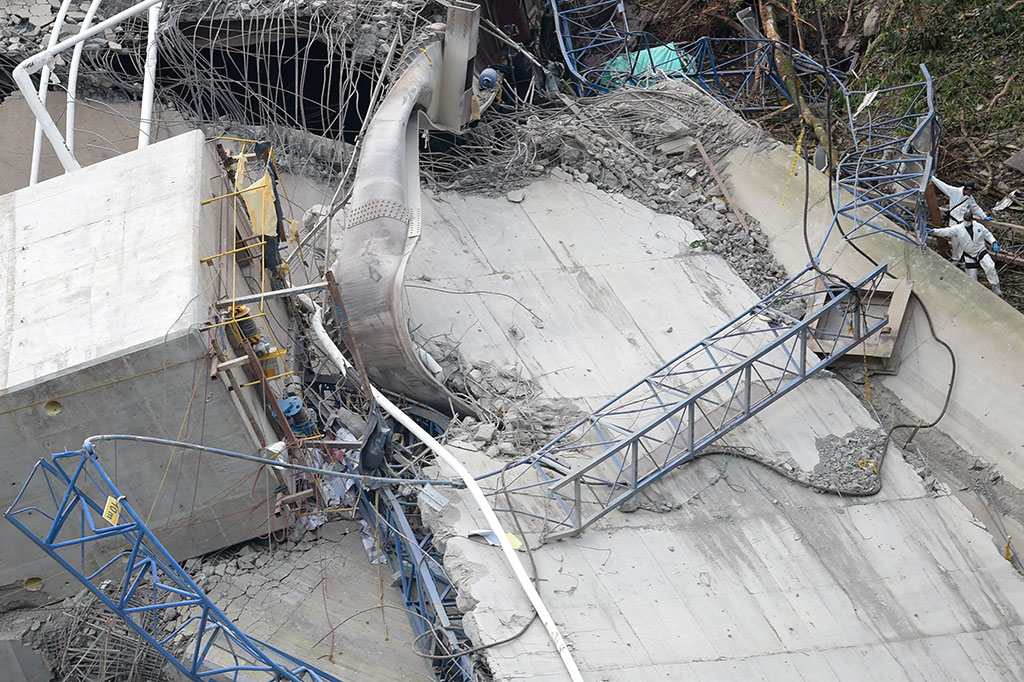 Pihak berwenang tengah menyelidiki penyebab runtuhnya jembatan tersebut.