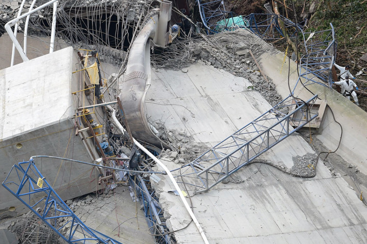 Pihak berwenang tengah menyelidiki penyebab runtuhnya jembatan tersebut.