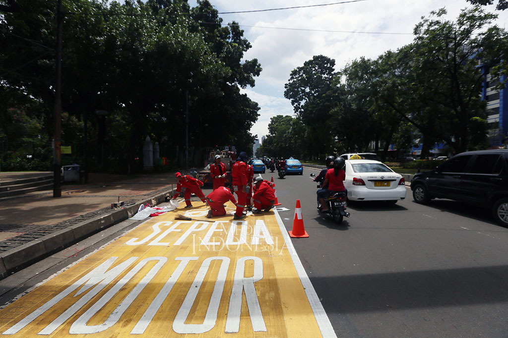 Jalur khusus sepeda motor dibuat sebagai tindak lanjut diperbolehkannya kembali sepeda motor melintas di kawasan MH Thamrin - Jalan Medan Merdeka Barat. MI/Ramdani