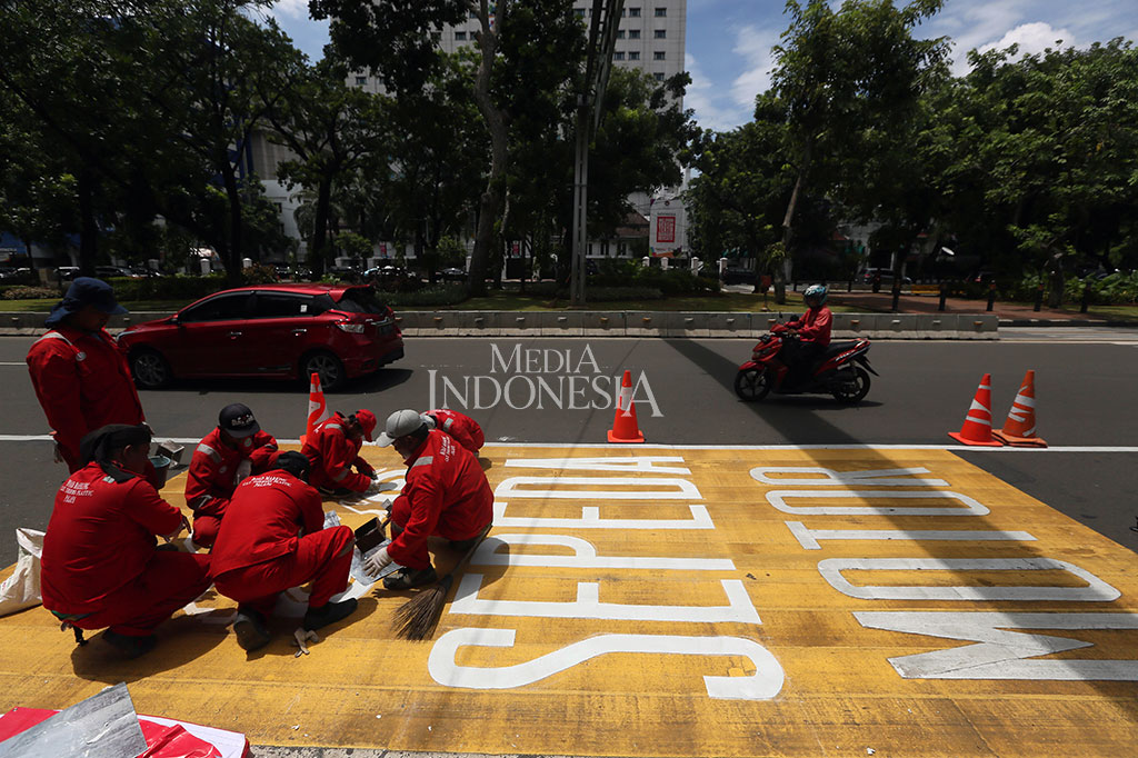 Jalur khusus tersebut dibuat untuk menjaga ketertiban dan kelancaran arus lalu lintas di jalan protokol tersebut. Penerapan jalur khusus tersebut dimulai Senin, 15 Januari 2018. MI/Ramdani
