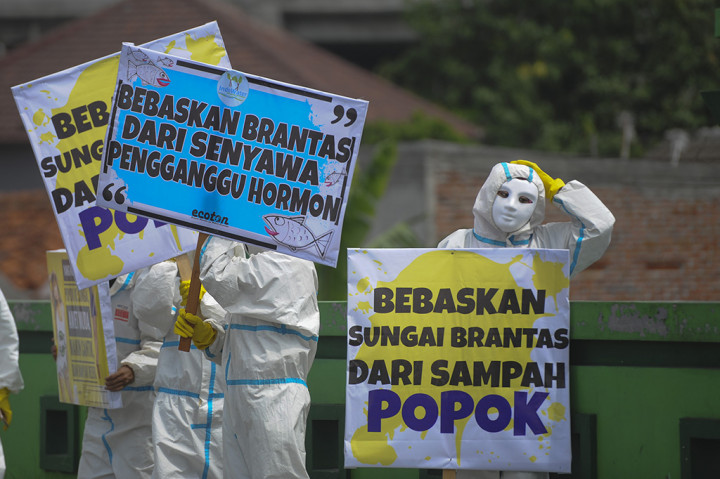Sejumlah aktivis lingkungan hidup yang tergabung dalam Ecoton membentangkan poster ketika menggelar aksi 'jangan buang popok di Jembatan Sepanjang', Surabaya, Jawa Timur.