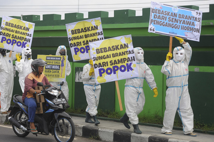 Dengan memakai kostum dan topeng putih, mereka berjalan di jembatan sepanjang sambil membawa poster bertuliskan 'bebaskan sungai berantas dari sampah popok' dan 'bebaskan brantas dari senyawa pengganggu hormon'.