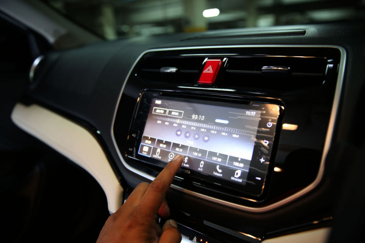 Sekarang ini All New Rush sudah dilengkapi dengan layar sentuh berukuran 7 inci. Layar sentuh ini sudah memiliki fitur mirror link dari gawai untuk aplikasi Waze.