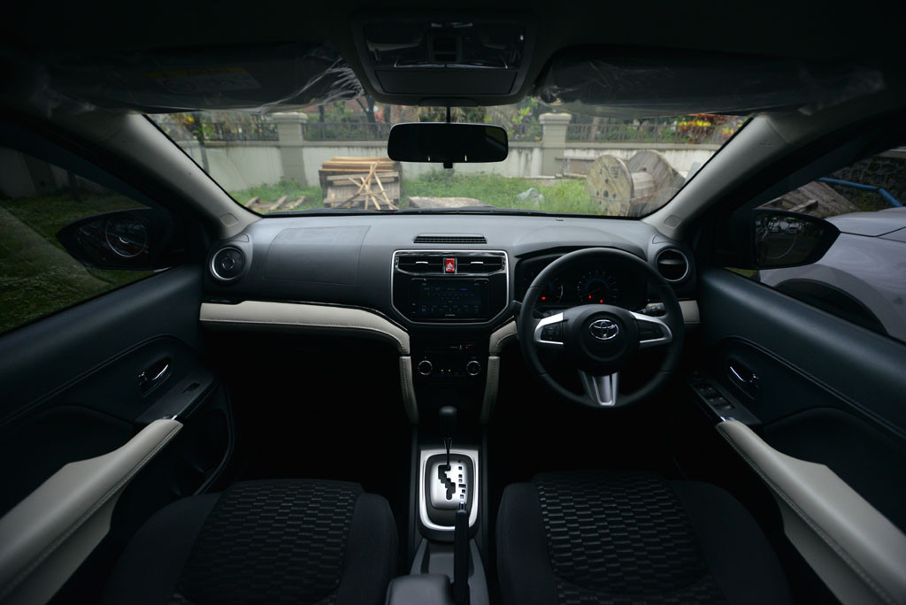 Kabin SUV ini diklaim lebih luas berkat perubahan desain layout interior. Seluruh varian All New Rush kini memiliki kapasitas 7 penumpang.