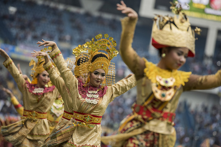 Sejumlah penari membawakan sejumlah tarian daerah pada seremoni pembukaan Piala Presiden 2018 di Stadion Gelora Bandung Lautan Api, Bandung.