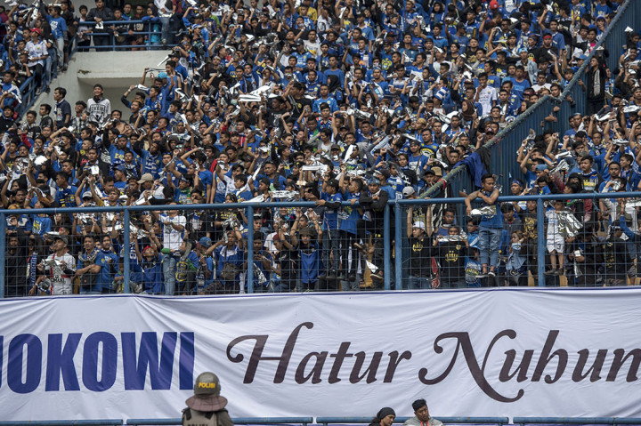 Suporter Persib Bandung membentangkan spanduk terima kasih kepada Presiden Joko WIdodo pada pembukaan Piala Presiden 2018 di Stadion Gelora Bandung Lautan Api, Bandung.