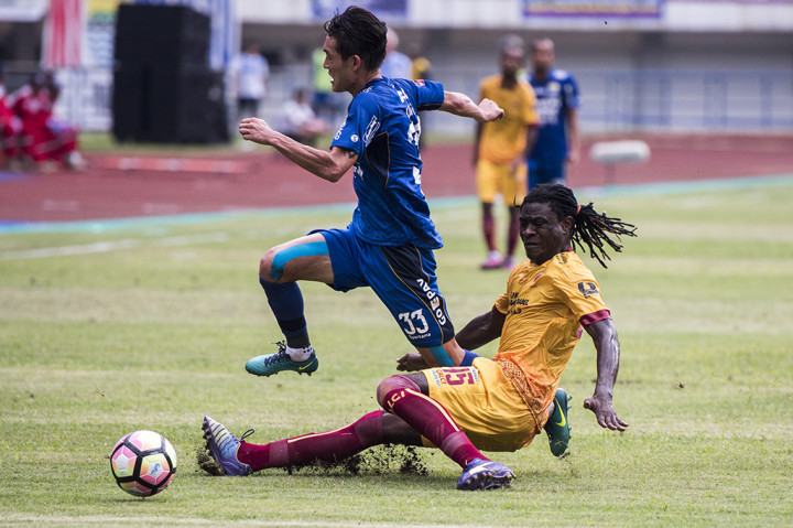 Dalam laga tersebut, babak pertama berakhir tanpa gol. Baru di babak kedua, Persib memimpin lewat Oh In-Kyun di menit 55. 