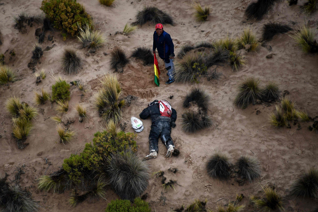 Pereli yang tergeletak itu adalah Guillaume Martens dari Belanda. Dia cuma sedang tidur siang di tengah perjalanan etape tujuh dari La Paz ke Uyuni yang melelahkan.